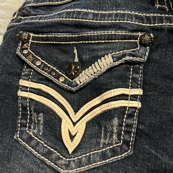 𝓥𝓪𝓷𝓲𝓽𝔂 𝓭𝓲𝓢𝓽𝓻𝓮𝓢𝓢𝓮𝓭 𝓫𝓮𝓻𝓶𝓾𝓭𝓪𝓢 - Picture 4 of 11